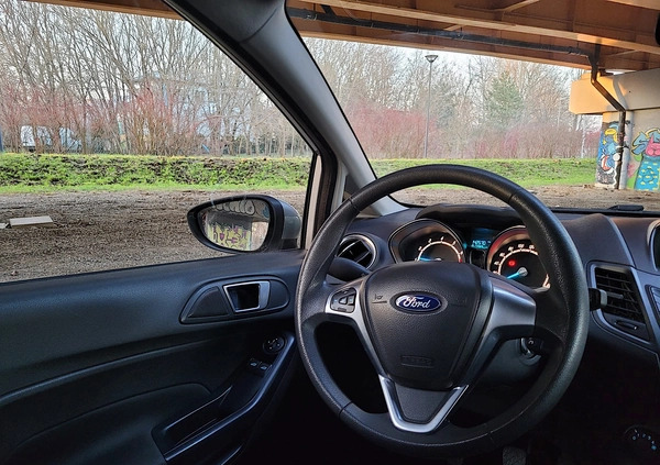 Ford Fiesta cena 27000 przebieg: 145000, rok produkcji 2014 z Warszawa małe 211